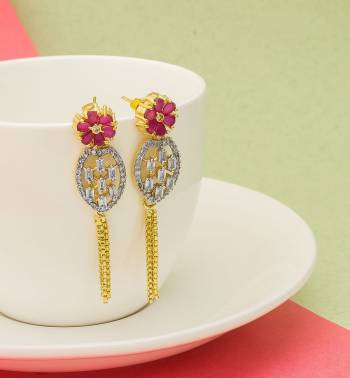 Here Is A Lovely Patterned Designer Earrings Set Is Here In Golden?Color Beautified With Attractive Diamond Work. It IS Pretty Light Weight And Easy To Carry Throughout The Gala. Buy Now.