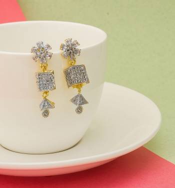 Here Is A Lovely Patterned Designer Earrings Set Is Here In Golden?Color Beautified With Attractive Diamond Work. It IS Pretty Light Weight And Easy To Carry Throughout The Gala. Buy Now.