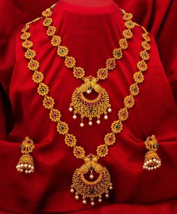 To Give A Heavy Tradiotional Look, Grab This Beautiful Set Of Necklace Which Contains Two Necklaces And A Pair Of Earring. This Necklace Set Can Be Paired With Any Colored Traditional Attire And Also Can Be Wore Both At A Time Or Single As Per The Occasion