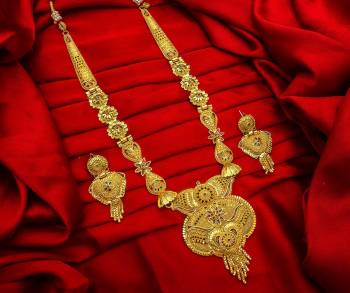 Give An Enhanced Look To Your Personality By Pairing Up This Beautiful Necklace Set With Your Ethnic Attire. This Pretty Set Is In Golden Color Beautified With Stone Work. Buy Now.